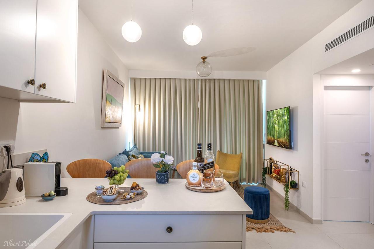 Mina'S Suites - קיסריה Exteriör bild